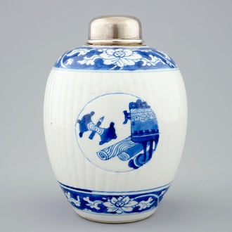 Une boîte à thé en porcelaine de Chine bleu et blanc avec un couvercle en argent, Kangxi